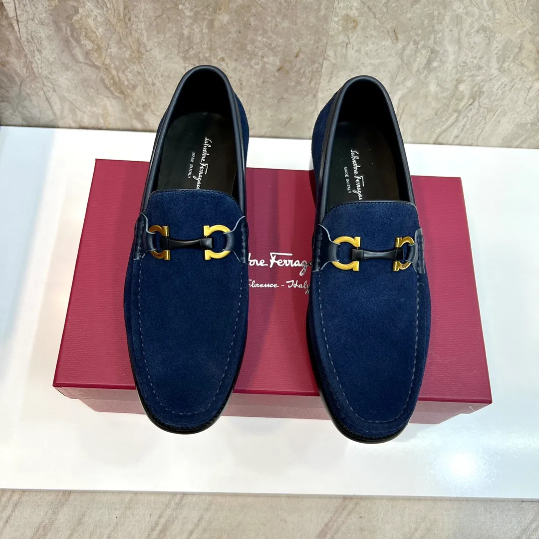Original quality P580 Brand: Ferragamo Standard size: Men's size 38/44 (45 can be customized) Grade: Same style as the official website High-quality men's shoes Material: Customized first-layer calfskin with water-dyed cowhide lining Cowhide tiptoe Original non-slip and wear-resistant rubber outsole Style category: Men's formal business leather shoes Young and fashionable European and American trends British style Casual matching Comfortable feet Color: Actual picture